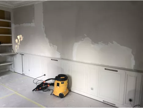Rénovation d'un salon: une passe d'enduit+ponçage
