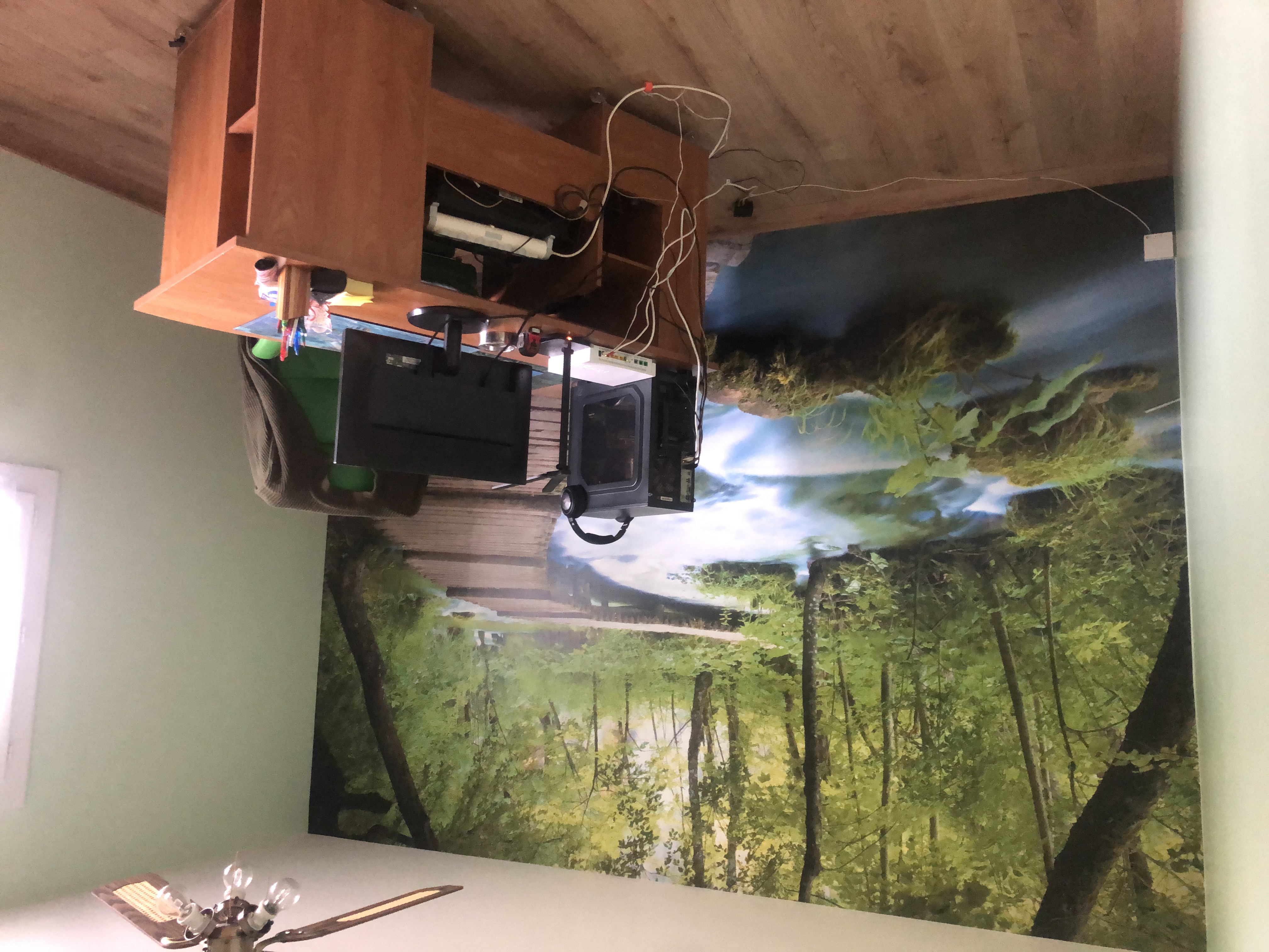 Pose d'un papier peint panoramique sur un mur du bureau